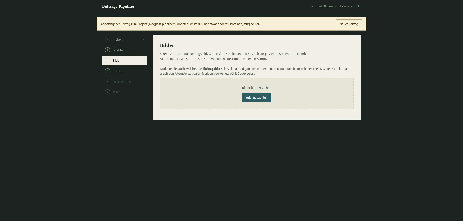 Schritt „Bilder“ der Blogpost-Pipeline. Links ist Schritt 3 markiert. Der Text erklärt Screenshots, Beitragsbild und Alternativtexte. In der großen gestrichelten Ablagefläche stehen „Bilder hierher ziehen“ und die Schaltfläche „oder auswählen“. Oben bleibt der Hinweis auf den angefangenen Beitrag sichtbar.