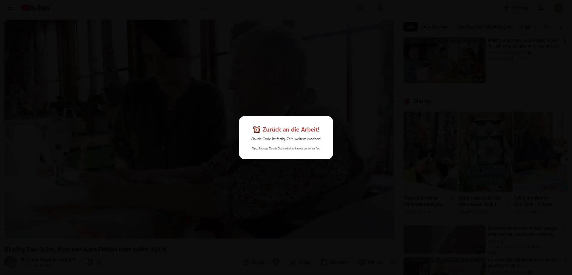 Abgedunkelte YouTube-Seite mit dem Hinweis Zurück an die Arbeit, weil Claude Code seine Aufgabe beendet hat
