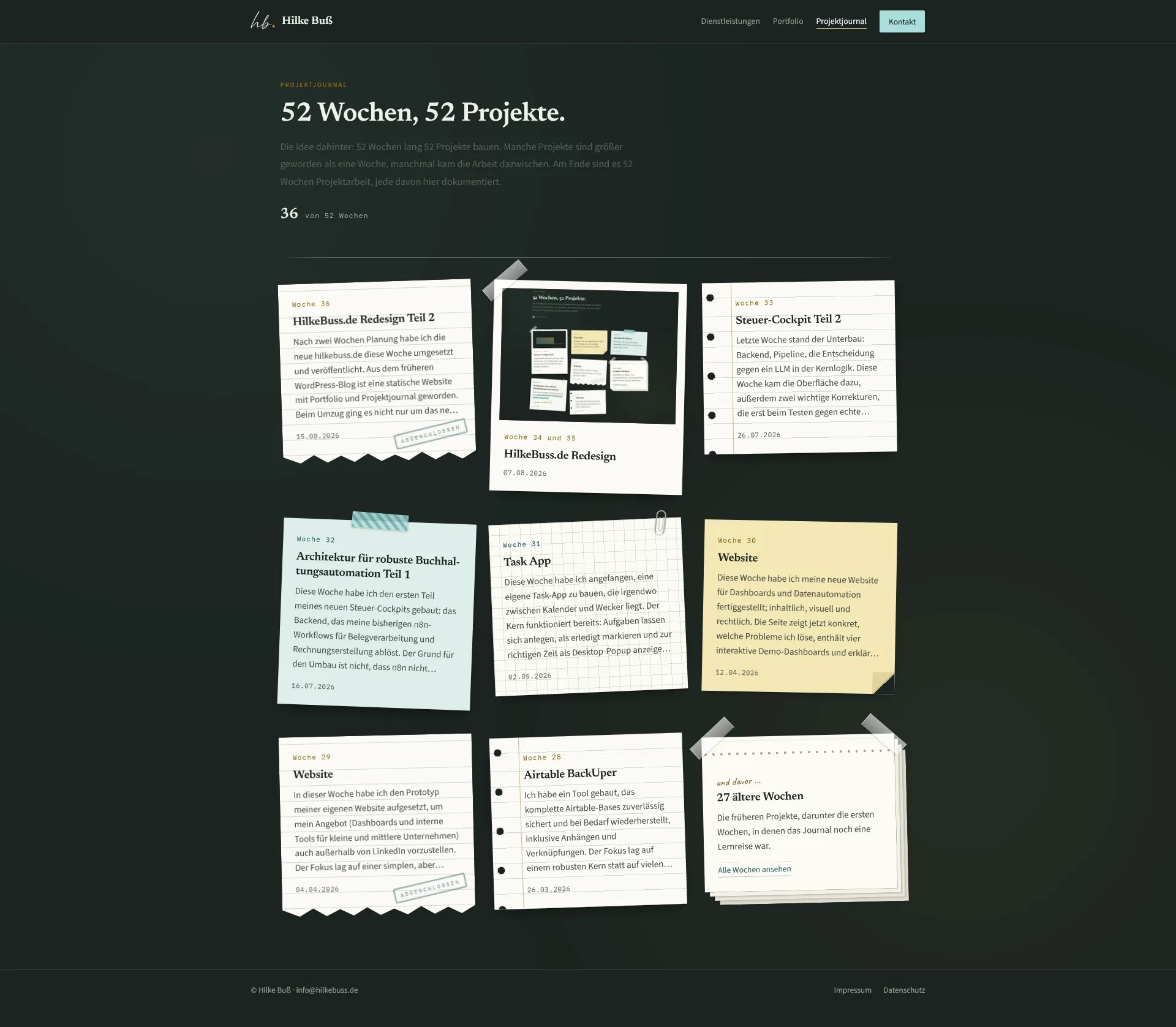 Das Projektjournal als Pinnwand auf dunklem Grund: neun Beiträge hängen als Notizzettel nebeneinander, darunter ein Polaroid mit Foto, ein kariertes Blatt, eine gelbe Haftnotiz und rechts unten ein Stapel für ältere Wochen.